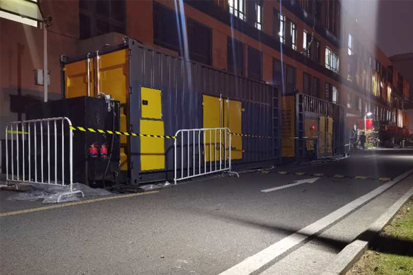 德庆柴油发电机组的输出电压是如何调节的？